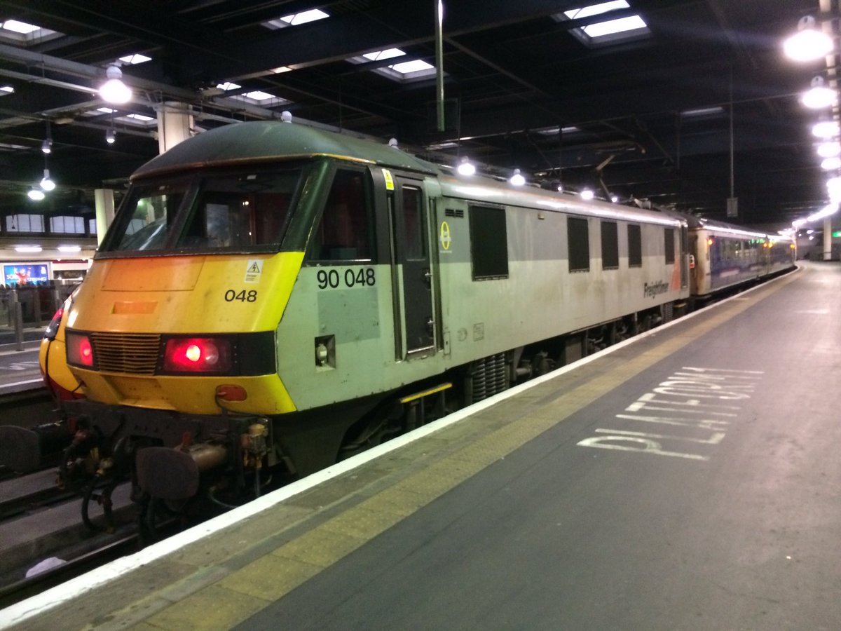 train_master73's tweet image. Not a bad line up for the sleepers at Euston today. @CaleyRail #sleepertrain #train #londoneuston
