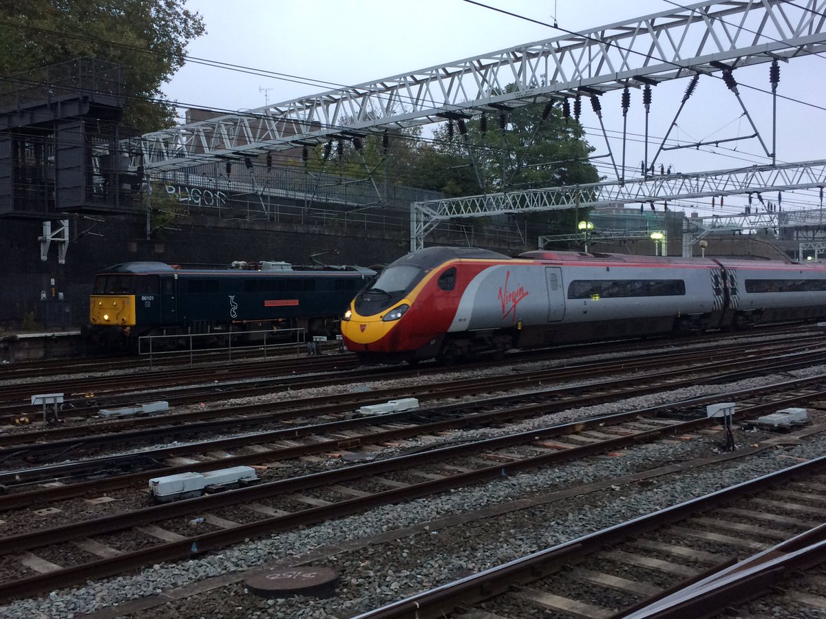 train_master73's tweet image. Not a bad line up for the sleepers at Euston today. @CaleyRail #sleepertrain #train #londoneuston