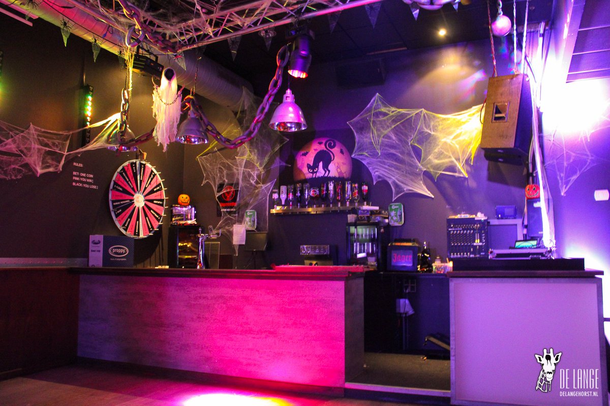 Pssssst! We zijn ons op aan het maken voor het engste feestje van de maand! #HALLOWEEN #feesje #styn #burenvandebrandweer #MrT