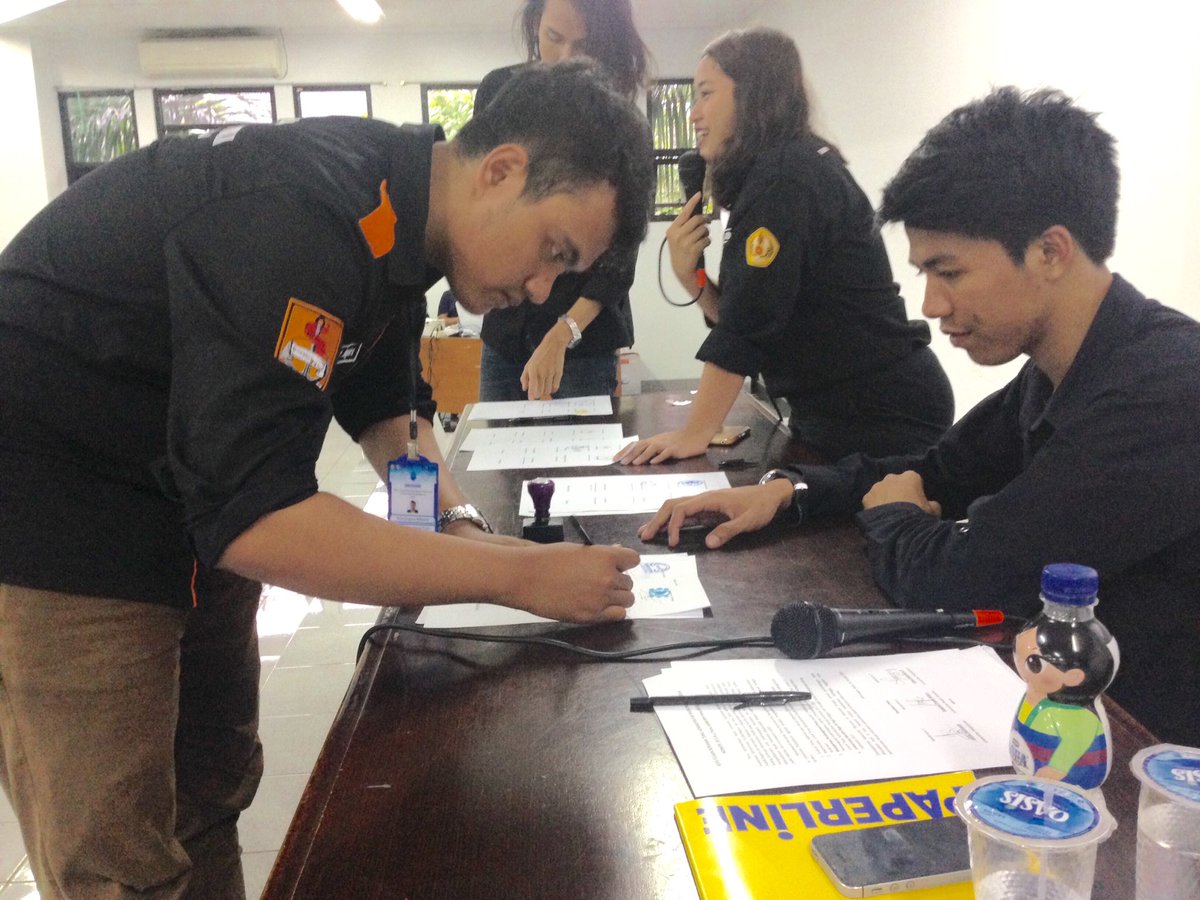 TemuAdMI2016's tweet photo. [LIVE REPORT] 

Perwakilan delegasi dari setiap universitas menandatangani hasil keputusan Musyawarah Temu AdMI 2016

#TemuAdmi2016 https://t.co/8nmTcixosT