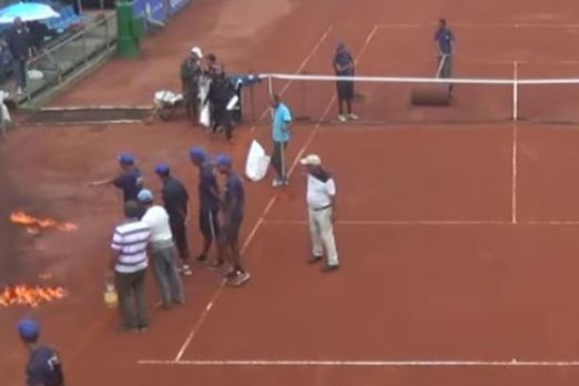 SRNDPTY_CO's tweet photo. Tennis tournament organisers try to dry out wet court - plan goes very wrong https://t.co/84OImV87Rr https://t.co/pWE0y4mFWH