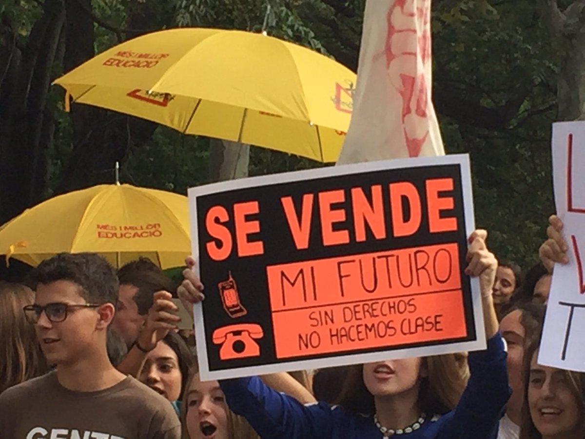 CristinaVzquez's tweet photo. Pancartas en la manifestación de estudiantes contra las reválidas en Valencia. #NoALaRevalida https://t.co/YTQU0xjToX