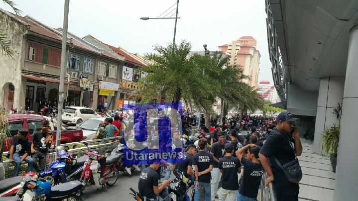 UtaraNews's tweet photo. Himpunan #PemudaBangkit P.Pinang 2016 #RideAgainstCorruption berkumpul di Queensbay Mall https://t.co/AK3xr5mRJA