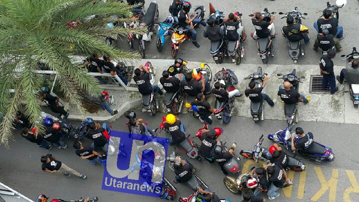UtaraNews's tweet photo. Himpunan #PemudaBangkit P.Pinang 2016 #RideAgainstCorruption berkumpul di Queensbay Mall https://t.co/AK3xr5mRJA