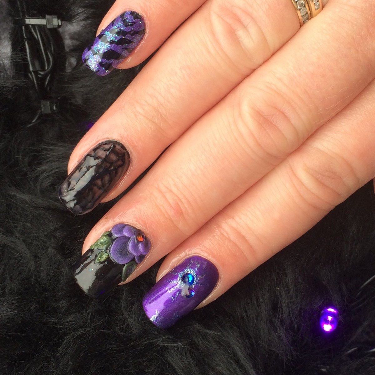 ElysiasHarmony's tweet photo. Loving these Halloween nails. @prohesion #sculptedsquareextensions with @Gelish from @NailHarmonyUk with @TheNailSpace #alcyonglitter https://t.co/vihBCNlGQ2