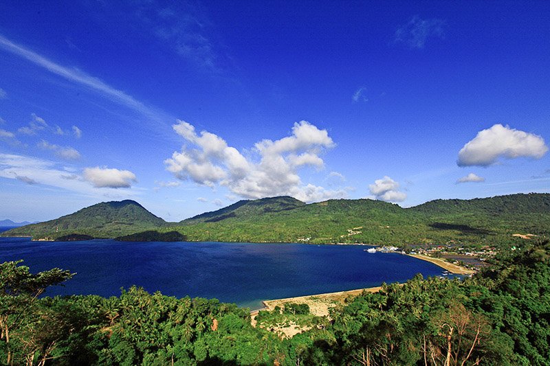 "Jangan lupa mampir ke pulau di ujung Barat Indonesia jika sedang di Banda Aceh. Pulau Weh menunggu anda dengan segala pesonanya.
"