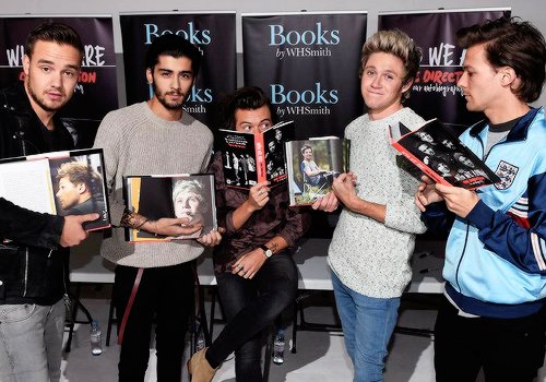 todays1dhistory's tweet photo. Today (October 29) in 2014 - ot5 show off the merch at the Who We Are book signing https://t.co/wevjMDG3MM