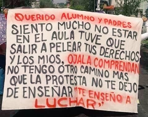 SergioFloresRon's tweet photo. Estos son los profesores que quiero para mis hijos.
Hoy enseñan a luchar y no resignarse #NoALaRevalida #LOMCE #SevillaDocentesEncerrados https://t.co/VW1ege9H8P
