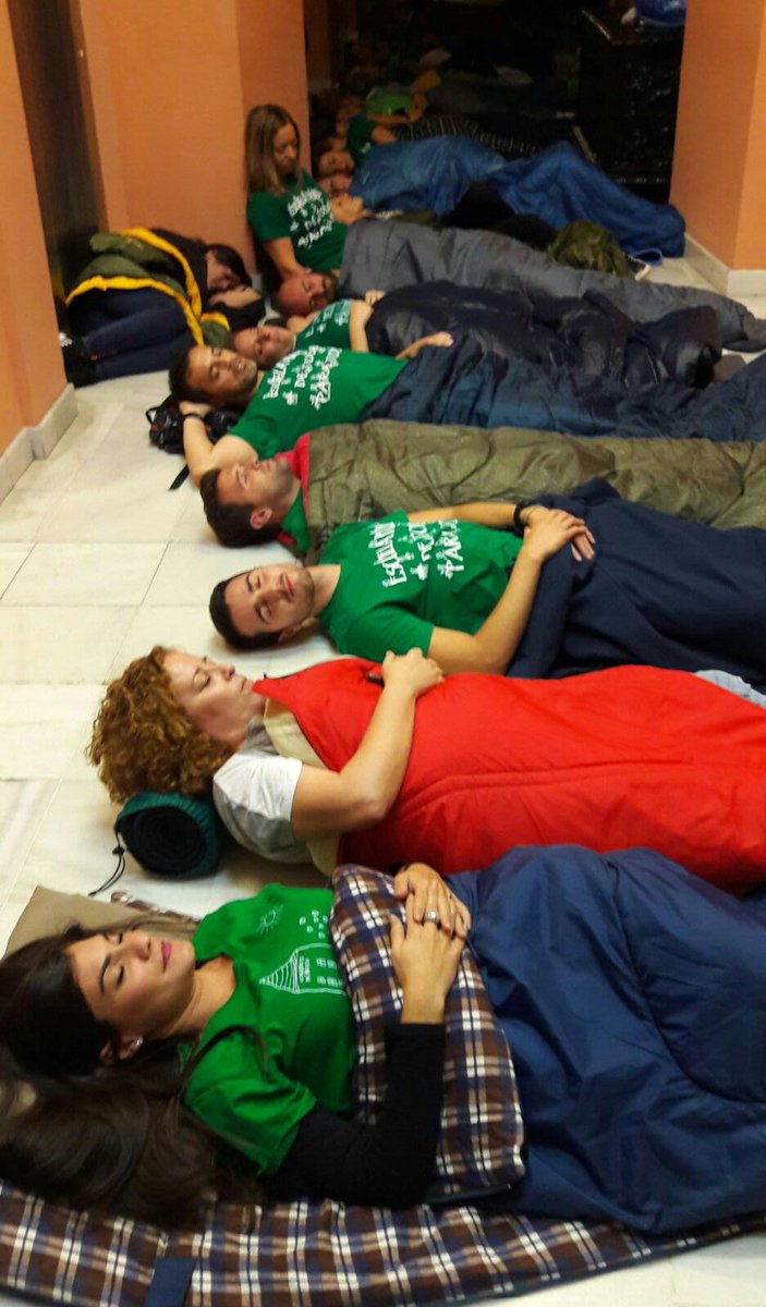 SergioFloresRon's tweet photo. Estos son los profesores que quiero para mis hijos.
Hoy enseñan a luchar y no resignarse #NoALaRevalida #LOMCE #SevillaDocentesEncerrados https://t.co/VW1ege9H8P