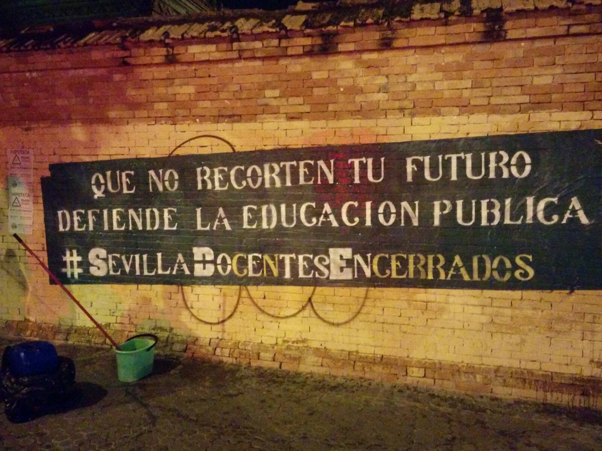 SergioFloresRon's tweet photo. Estos son los profesores que quiero para mis hijos.
Hoy enseñan a luchar y no resignarse #NoALaRevalida #LOMCE #SevillaDocentesEncerrados https://t.co/VW1ege9H8P
