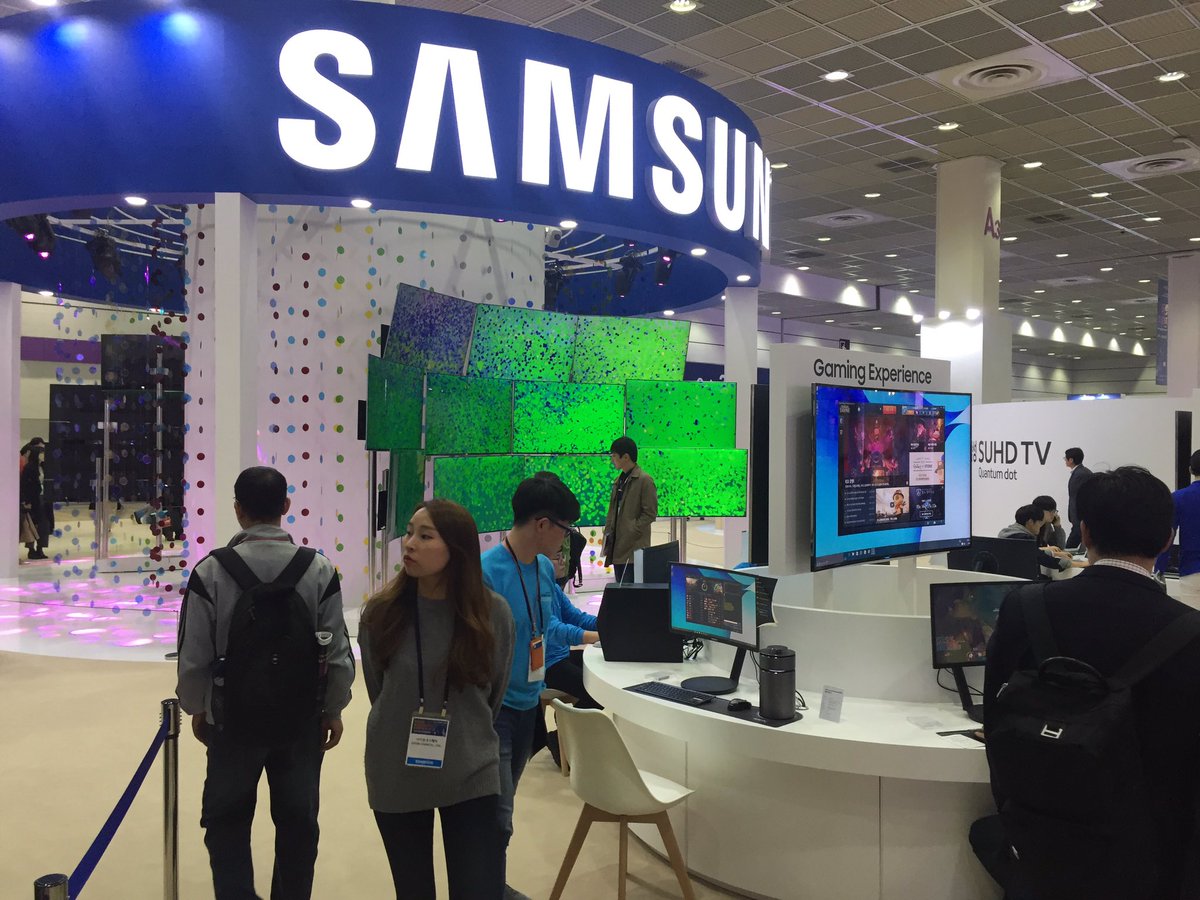 TheNolja's tweet photo. #KES2016 #한국전자전 ⚡️
쉐보레 전기차 #볼트_EV 🚘
#LGSIGNATURE #LGV20 👀
#Samsung #SUHDTV #퀀텀닷 🔵 https://t.co/4GALTuba7b