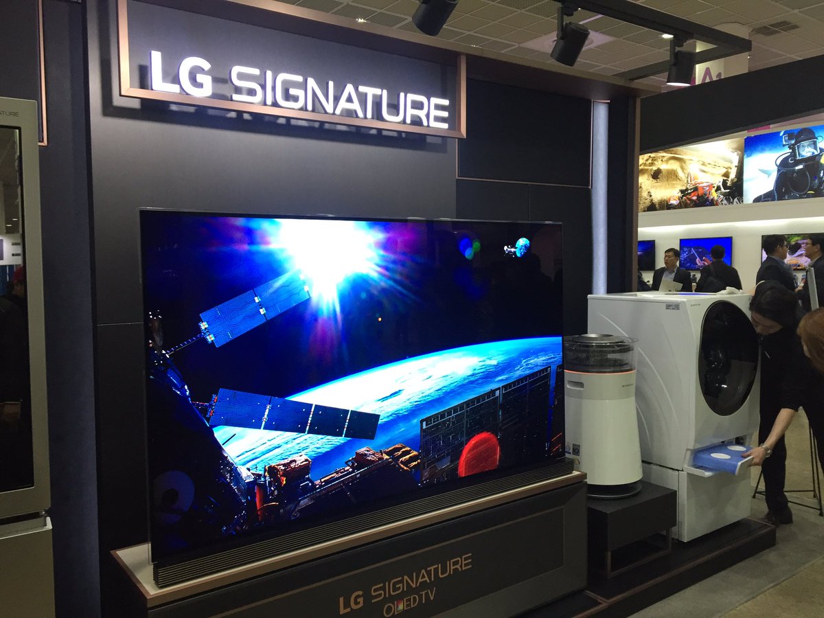 TheNolja's tweet photo. #KES2016 #한국전자전 ⚡️
쉐보레 전기차 #볼트_EV 🚘
#LGSIGNATURE #LGV20 👀
#Samsung #SUHDTV #퀀텀닷 🔵 https://t.co/4GALTuba7b