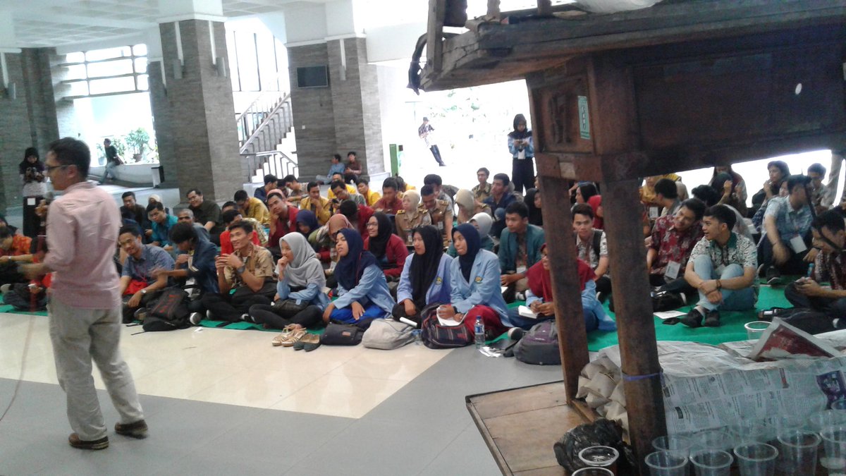 PolgovDays's tweet photo. [ LIVE REPORT ]
Sedang berlangsung diskusi ttg tema Polgovdays yaitu Politik Identitas, yg bertajuk Warung Politik https://t.co/vFX3VAmUz9