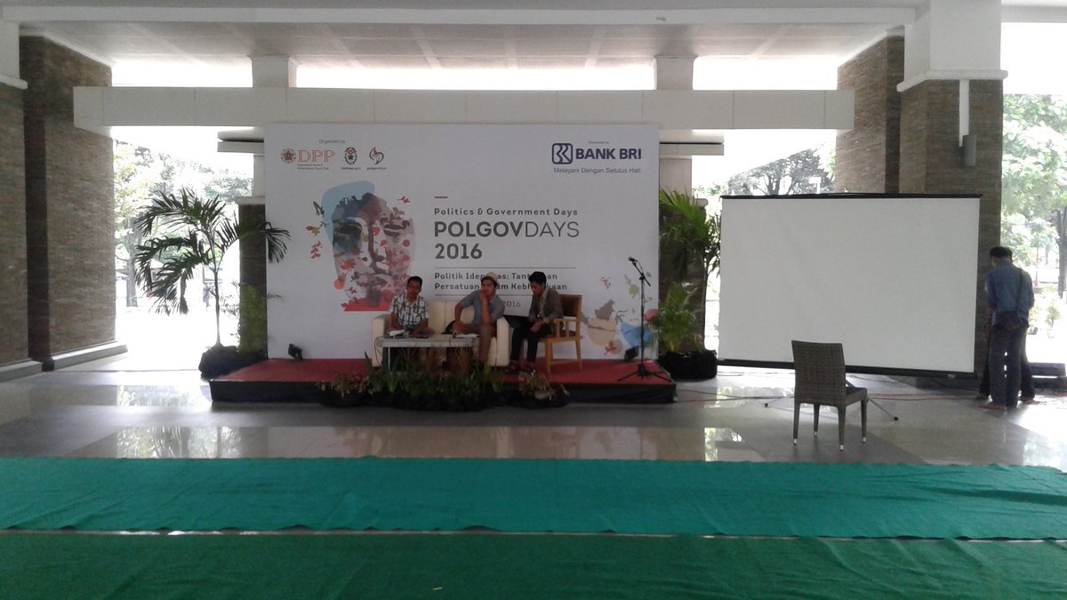 PolgovDays's tweet photo. [ LIVE REPORT ]
Sedang berlangsung diskusi ttg tema Polgovdays yaitu Politik Identitas, yg bertajuk Warung Politik https://t.co/vFX3VAmUz9