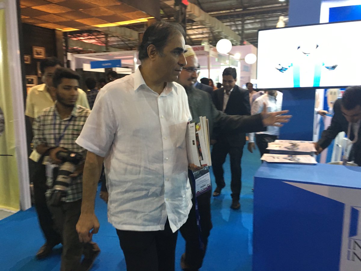 InteriorsInfo_'s tweet image. at #ubmindex our O2 was born and he was surprised to see the star architect and our estmeed chief guest Mr #HafeezContractor ,