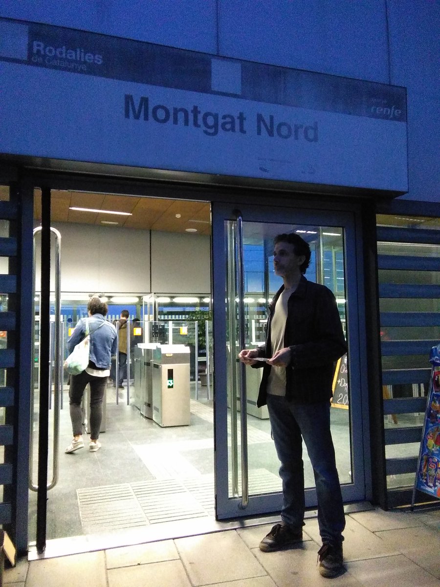 montgatdecideix's tweet photo. Els voluntaris de @ANCMontgat @ANCtiana i @montgatdecideix repartint a #Montgat fulletons @rodalies per un servei digne @Adif_es @assemblea https://t.co/81lXW3Kaa8