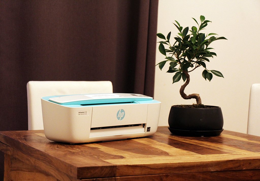 HP_France's tweet photo. La HP DeskJet 3730 est toute petite: montrez-nous cela en photo avec #FitsEverywhere ! 1 an de loyer est à gagner 🎁 https://t.co/Sdva6rDc0x