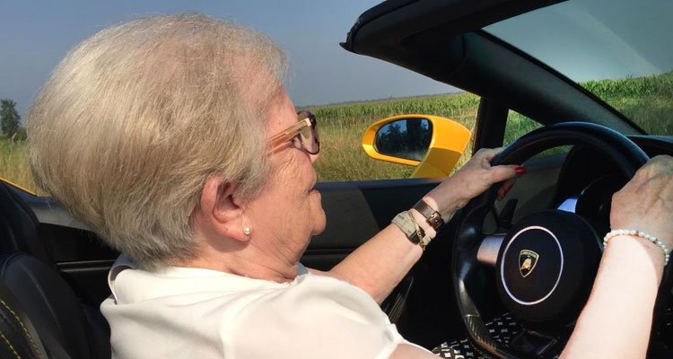 autoblog's tweet image. Bizar: zo OUD is de gemiddelde autokoper bit.ly/2dHnKIY