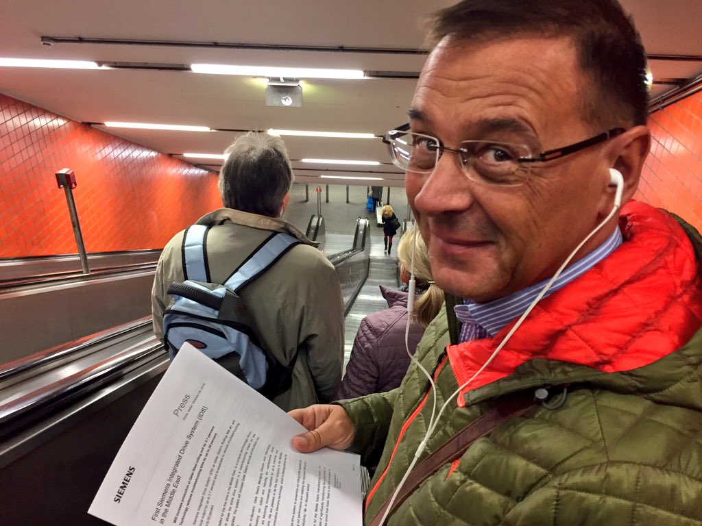 Immer im Einsatz, sogar auf der Rolltreppe: Kollege <a href="/ggaugler/">Günter Gaugler</a> startklar fürs #DailyBriefing