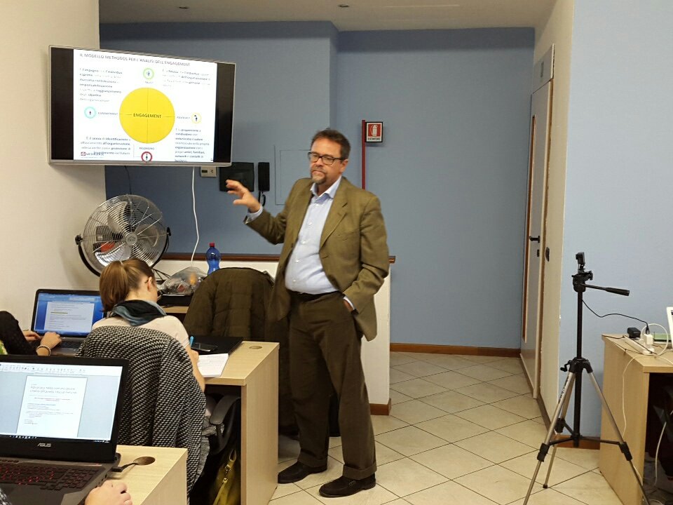 DigitalCampLab's tweet photo. Matteo Barone ci parla di engagement e del valore economico che rappresenta per un'azienda. @DigitalCampVA https://t.co/ws5BbZR9D1