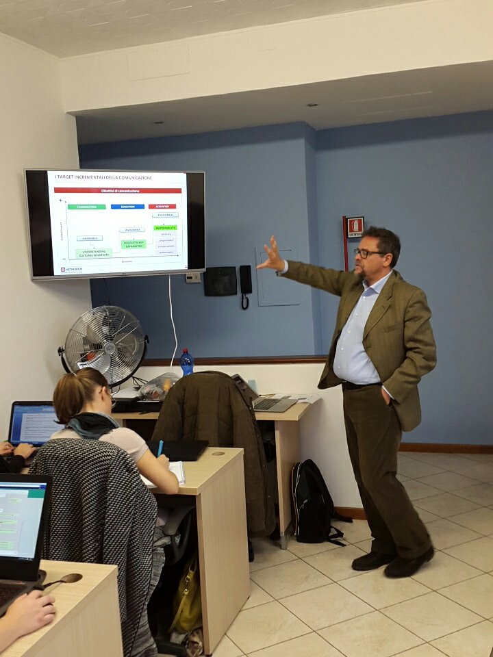 DigitalCampLab's tweet photo. Gli obiettivi della comunicazione in Azienda! @DigitalCampVA Matteo Barone https://t.co/rw1BuFR5SO