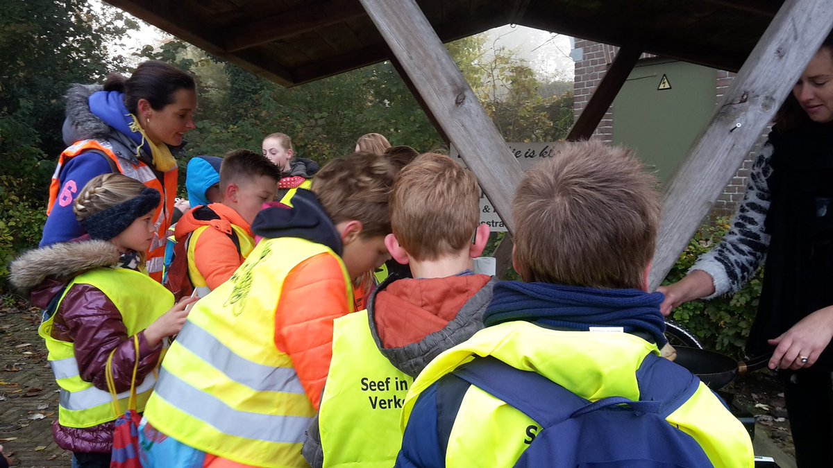 DanielleKamstra's tweet photo. We zijn onderweg! #kamp #groep78 Nu even pauze met pannenkoeken! #fantastischehulpvanouders https://t.co/DgBUyqmOKE