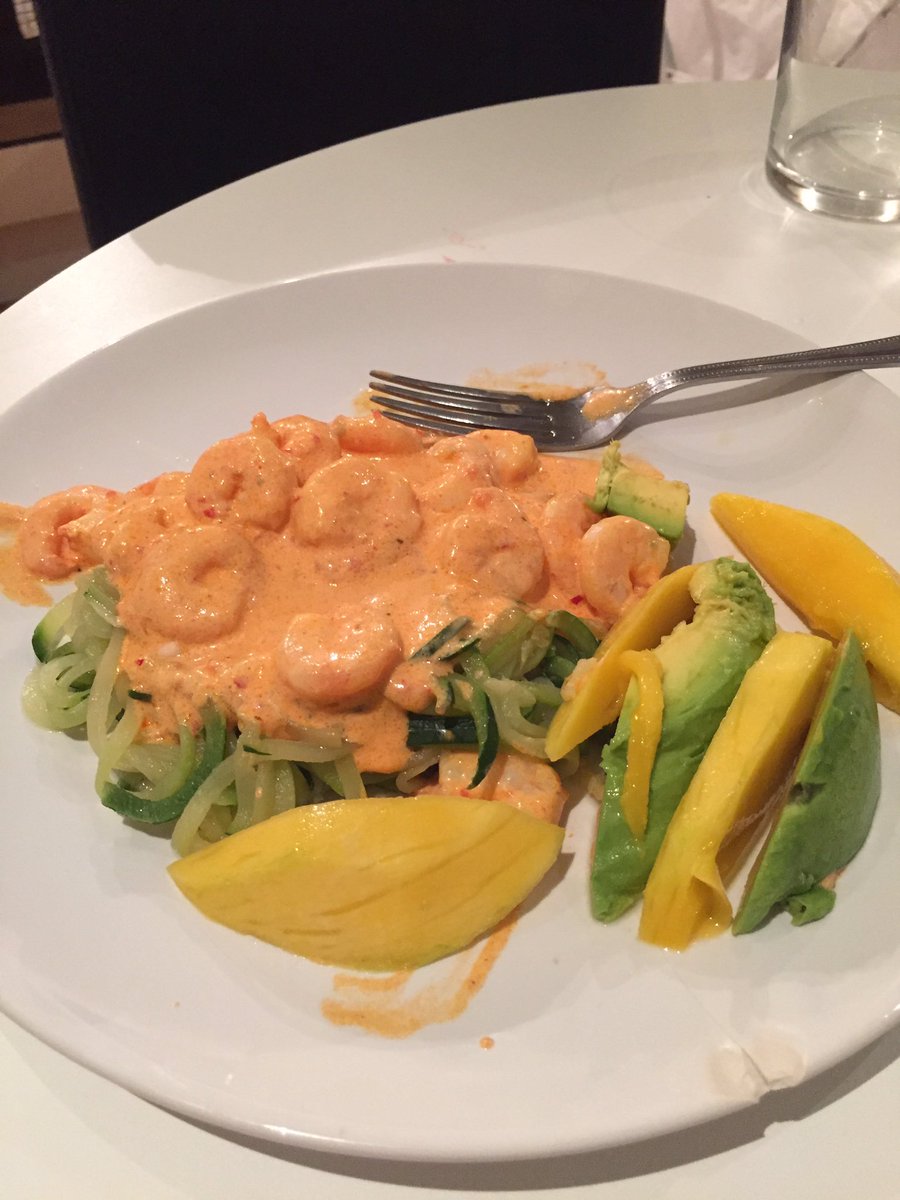 mgoess's tweet photo. Getting creative with @thebodycoach recipes. Chicken lettuce boats curry sauce with prawns and courgette spaghetti 👌👌 https://t.co/fmnVUJPbI9