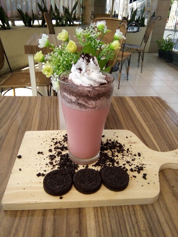 MyPadzCafe's tweet photo. Milkshake strawberry dengan campuran oreo yang crunchy cc @Kuliner_Tangsel https://t.co/0QA8wAREfx