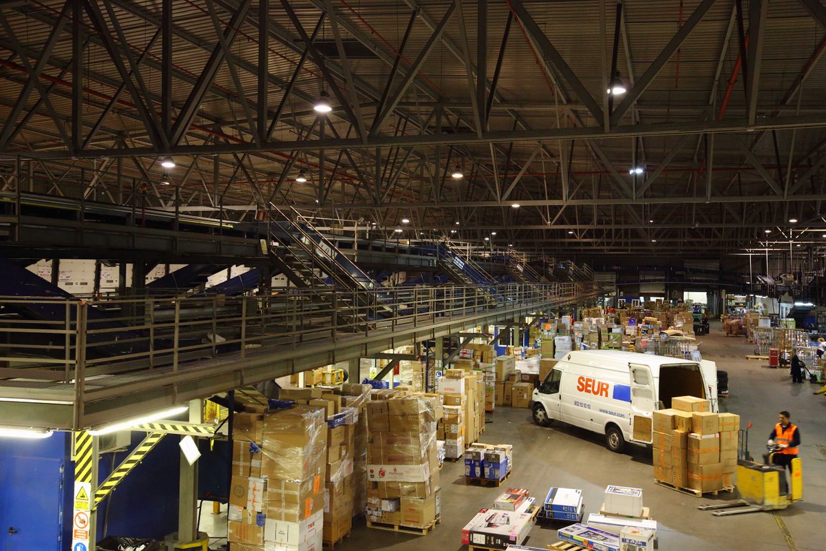 SEUR's tweet image. #SEUR contratará a más de 1.700 profesionales 👷 para atender la campaña de Navidad 2016 🎄 ow.ly/fF45305xGtp #Empleo #Navidad