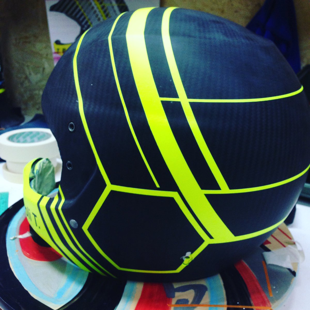 jsd_olivieri's tweet photo. Semplicitá -   #airbrush #stilo #helmet #cascostilo #fluo #carbonio #jsd #paint #pickjsdcolors #jokerstudiodesign #mitoracing https://t.co/Q0P23lTzCu