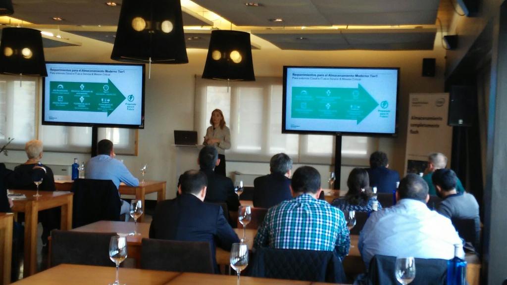HPE_Espana's tweet photo. Sara Martínez, de #HPE, explica por qué somo líderes de #almacenamiento flash en España, Portugal y el global de EMEA. #HPEroadshow https://t.co/4RayPFITwu