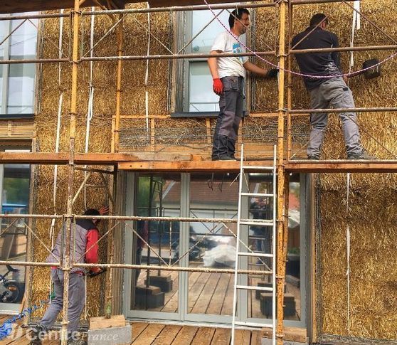 Mon_Habitat's tweet photo. La maison écologique de la famille Bazelle, à Riom, est isolée avec de la paille https://t.co/YXXWjtIgmR #maisonpaille #econconstruction https://t.co/NAOUHhWQmD