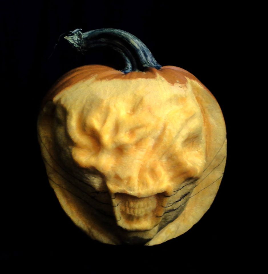 Shudder_UK's tweet photo. Happy #PumpkinDay!  
This #HELLRAISER Chatterer-o-lantern will tear your soul apart.  
Carved by @annabellelecter 🔪🎃 https://t.co/uA1XOvgSGA