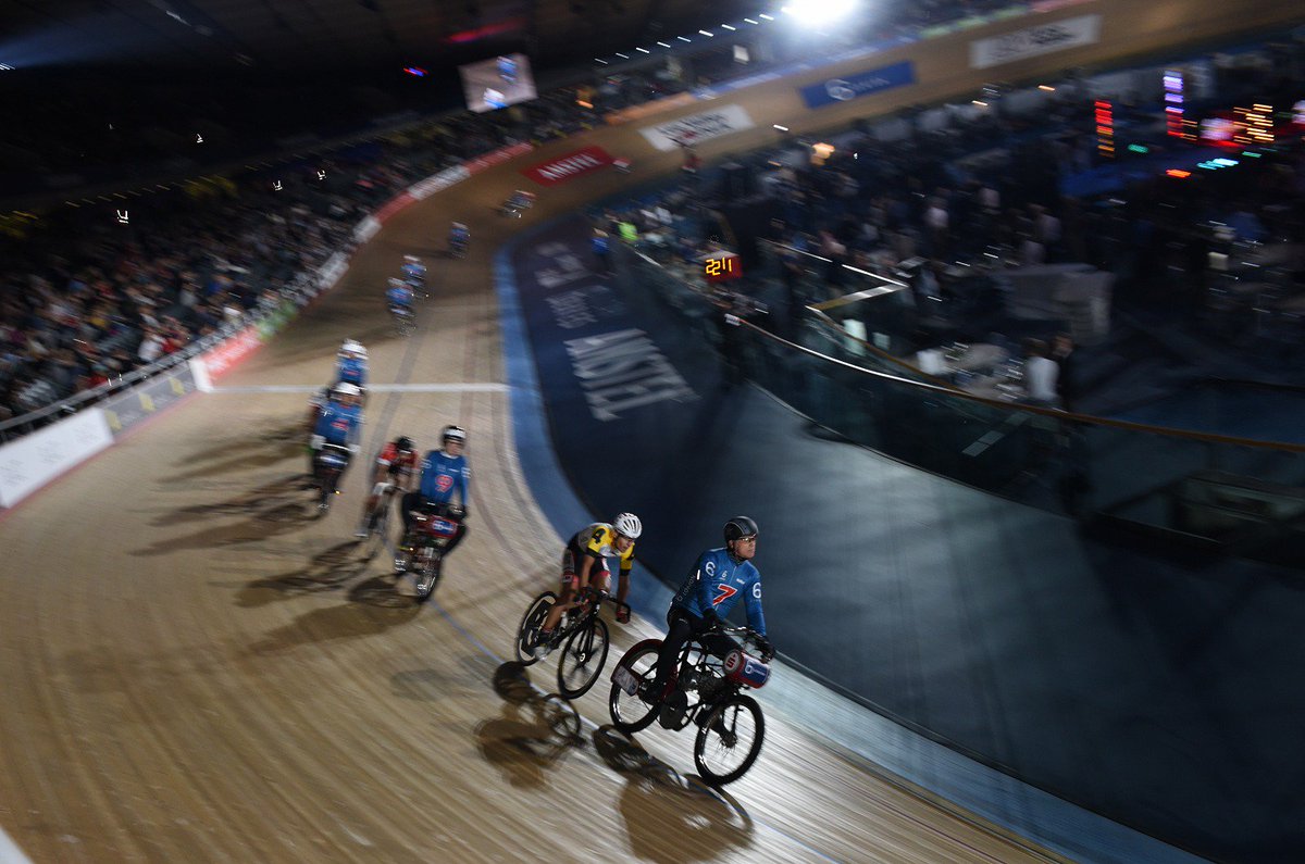 AussieLarry's tweet photo. Andy Tennant the winner of the final event of day 1, the Derny race #whataspectacle #noisy #smelly #greatracing @sixdaycycling https://t.co/nEC1ycBbUu