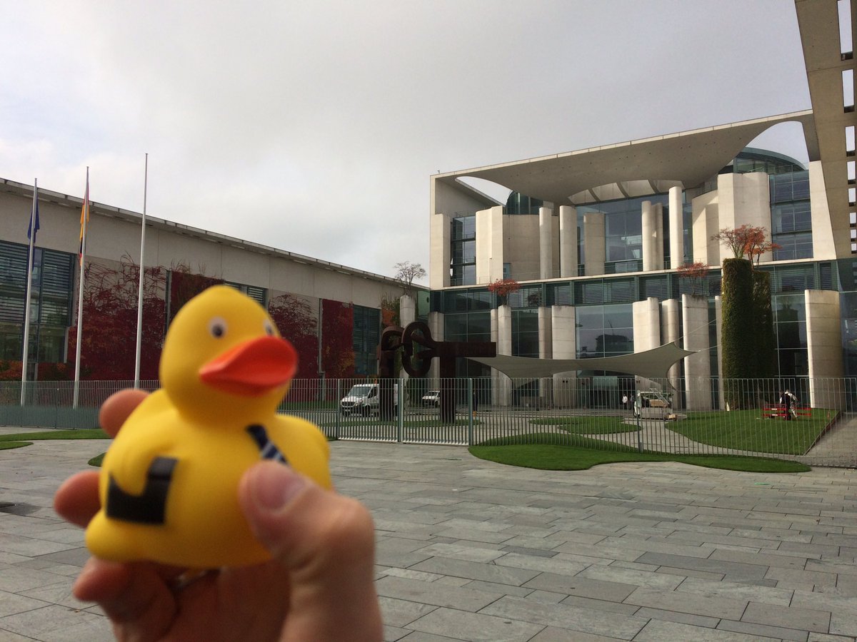ccl_dqs's tweet photo. Letzte Woche #dlk16 in Berlin - diese Woche wieder Berlin #LukasLogistik gefällt das #CCL https://t.co/N2jS2NqzpV