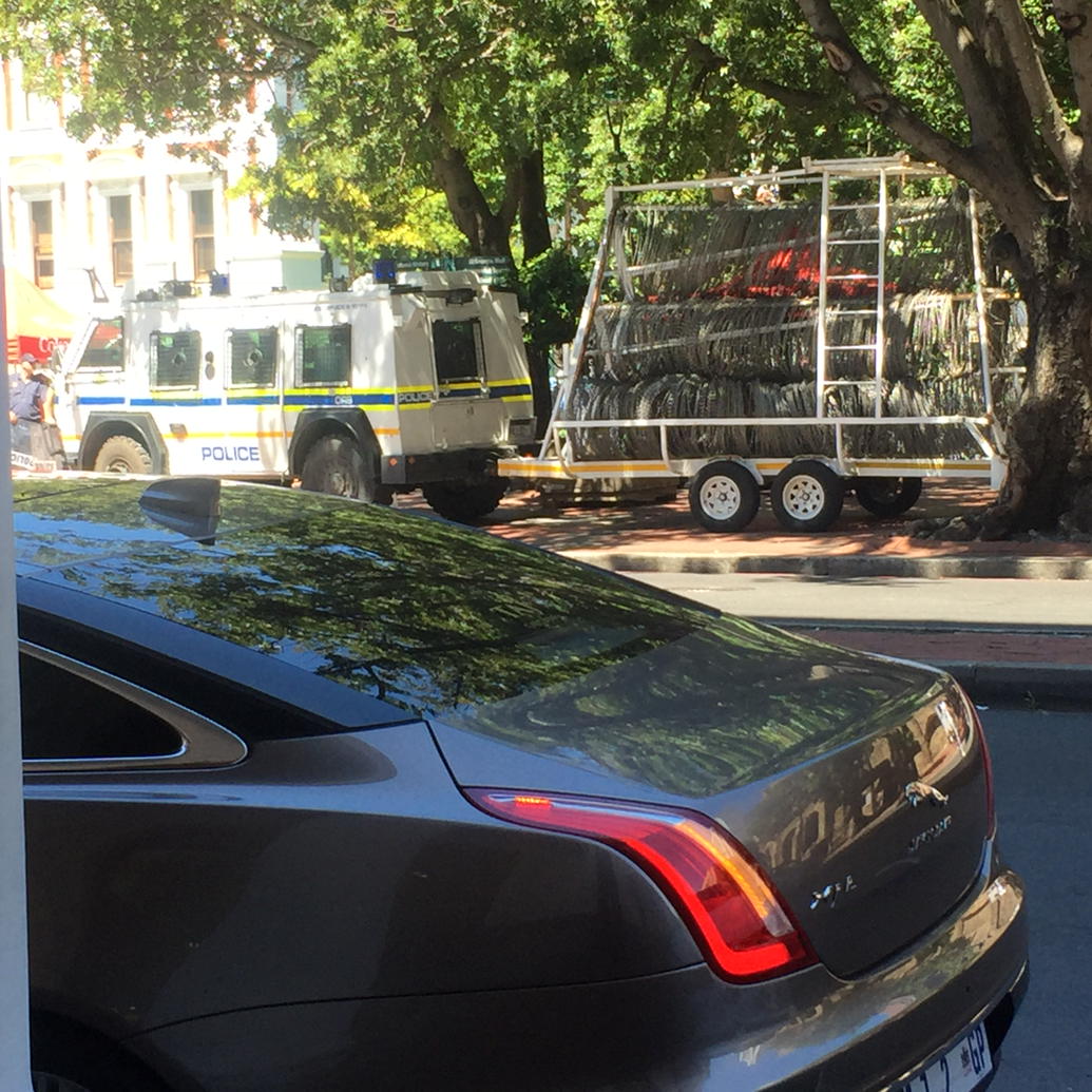 AndiMakinana's tweet photo. Police outside #Parliament preparing to roll out barbed wire. #MTBPS https://t.co/Bacct2ooxT