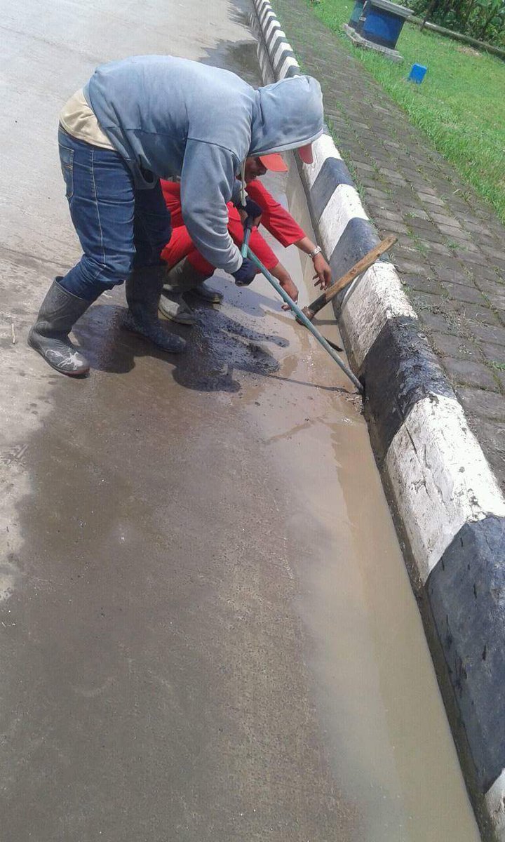 <a href="/ridwankamil/">Ridwan Kamil</a> Tim Beberesih Ranum buat lobang biopori antisipasi genangan air &amp; banjir di jalan. GiatRabu(26/10/16) <a href="/dbmpkotabdg/">DBMP Bandung</a> <a href="/bsukardi67/">Bambang Sukardi</a>