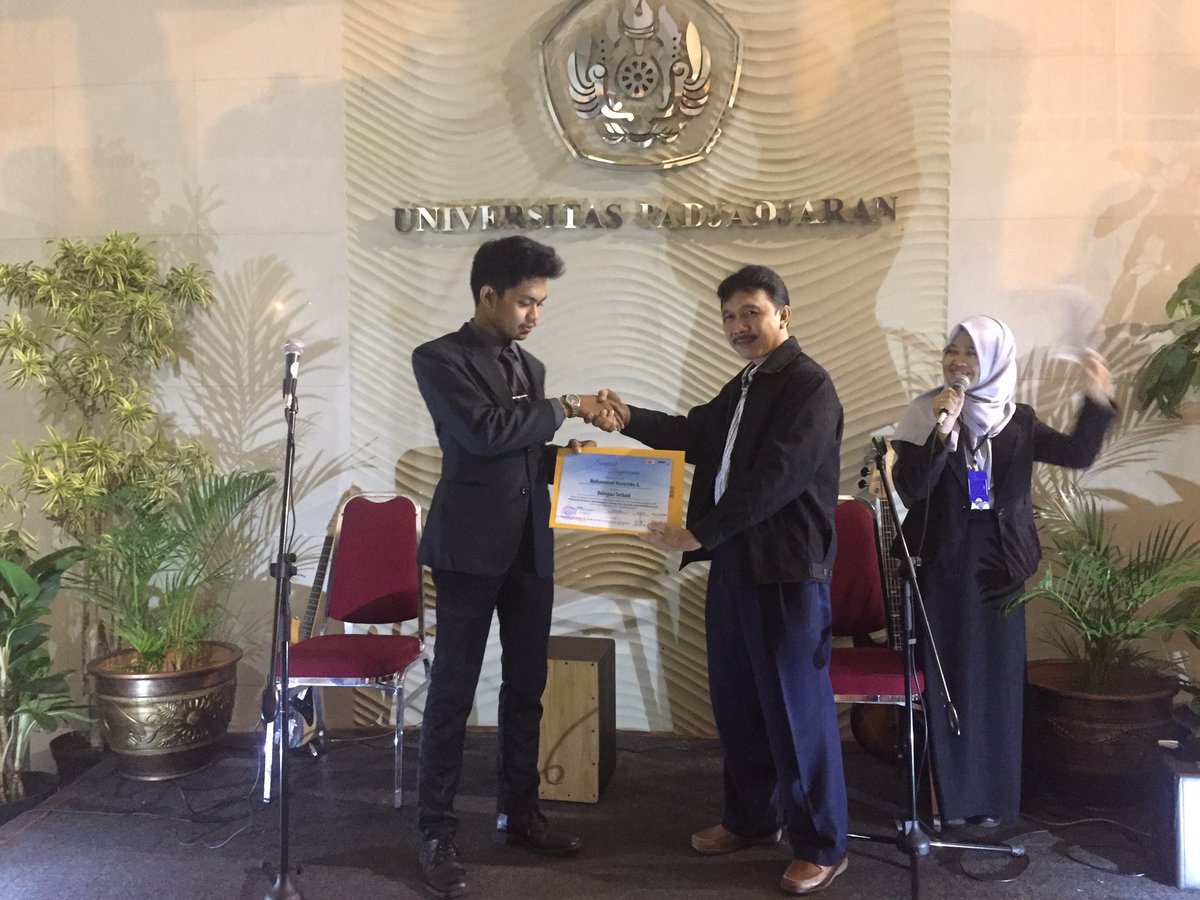 TemuAdMI2016's tweet photo. [LIVE REPORT]

Delegasi Terbaik diraih oleh M. Noverizko dari Univ. Sebelas Maret

#TemuAdMI2016 https://t.co/5TeFsetJfj