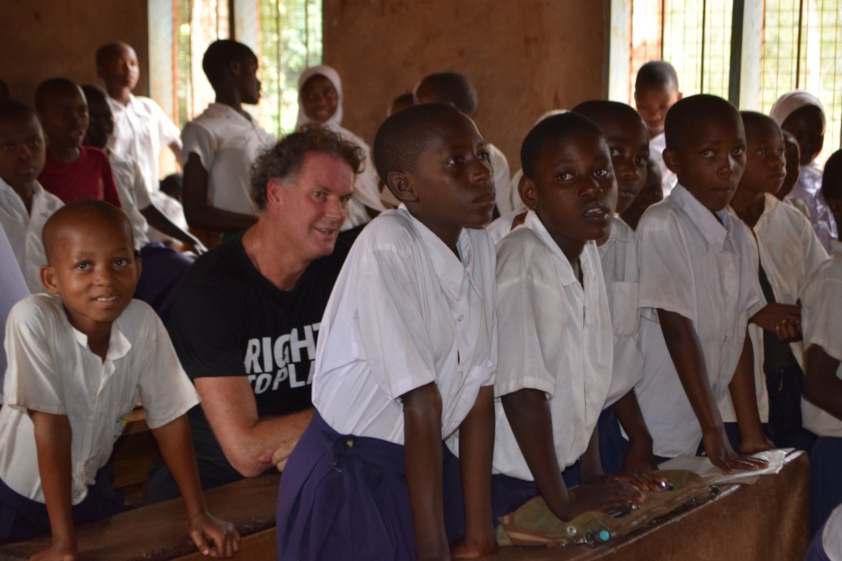 RightToPlayNL's tweet photo. Het bestuur was met onder andere @florisevers in #Tanzania. Een geweldige week. Toveren sport en spel ook zo’n lach op jouw gezicht? https://t.co/4YTDsWS1MK