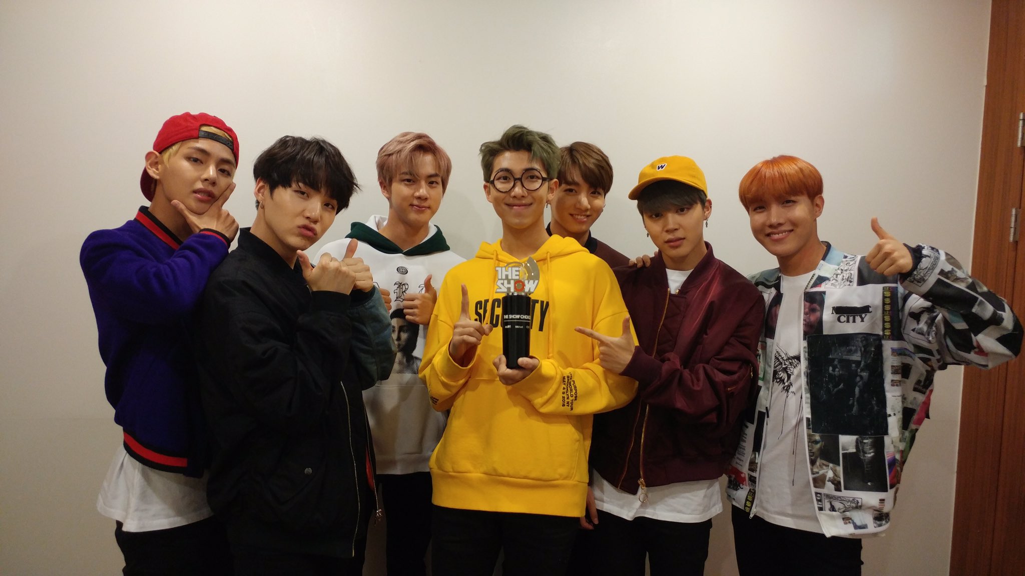 방금 더쇼 1위 트로피 인증샷 올라온 방탄소년단.jpg | 인스티즈