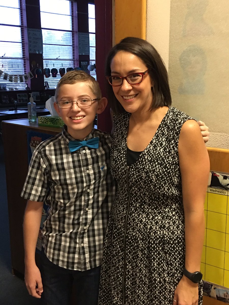 brettforrey's tweet photo. Award winning teacher, award winning student! @GarfieldBSD #bsdpride #garfieldgrizzlypride https://t.co/5MyxYQyjA0