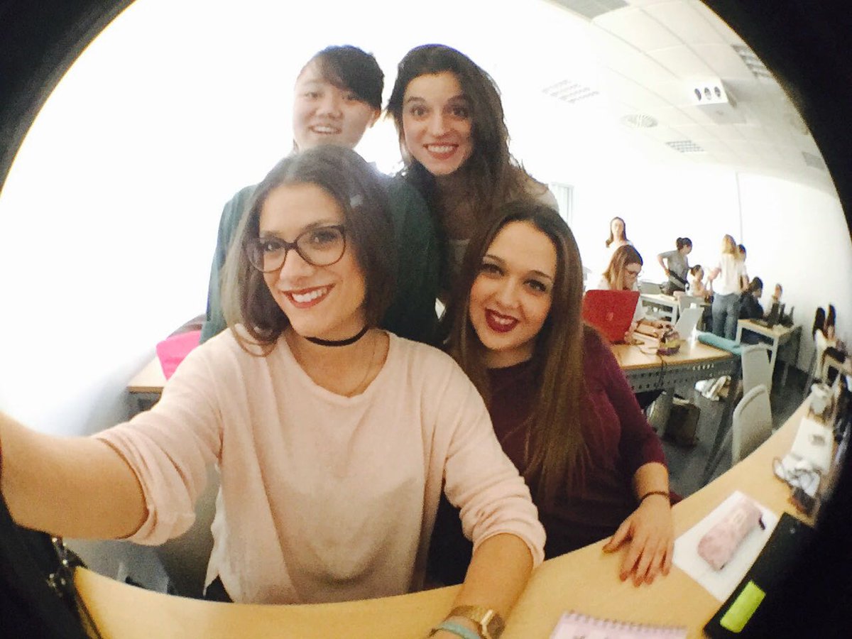 Pinacolada16P's tweet photo. CADA VEZ MAS CÓMODA Y CONTENTAS CON ESTA ASIGNATURA ¡VAMOS CHICAS! @LolaDaz #competep #trabajoengrupo #tabla https://t.co/QU2gO336uC