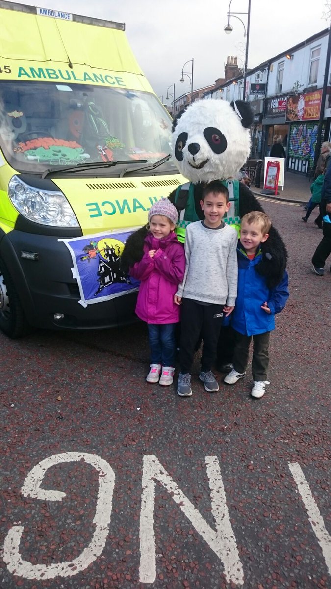 littledotlee's tweet photo. @GMPStockport @mp_mccoy @JCawley13 #kids enjoyed #emergencyday #Police #ambulance #firebridgade #Heros #besafe #blood #FirstAid https://t.co/2RaqxOfphy