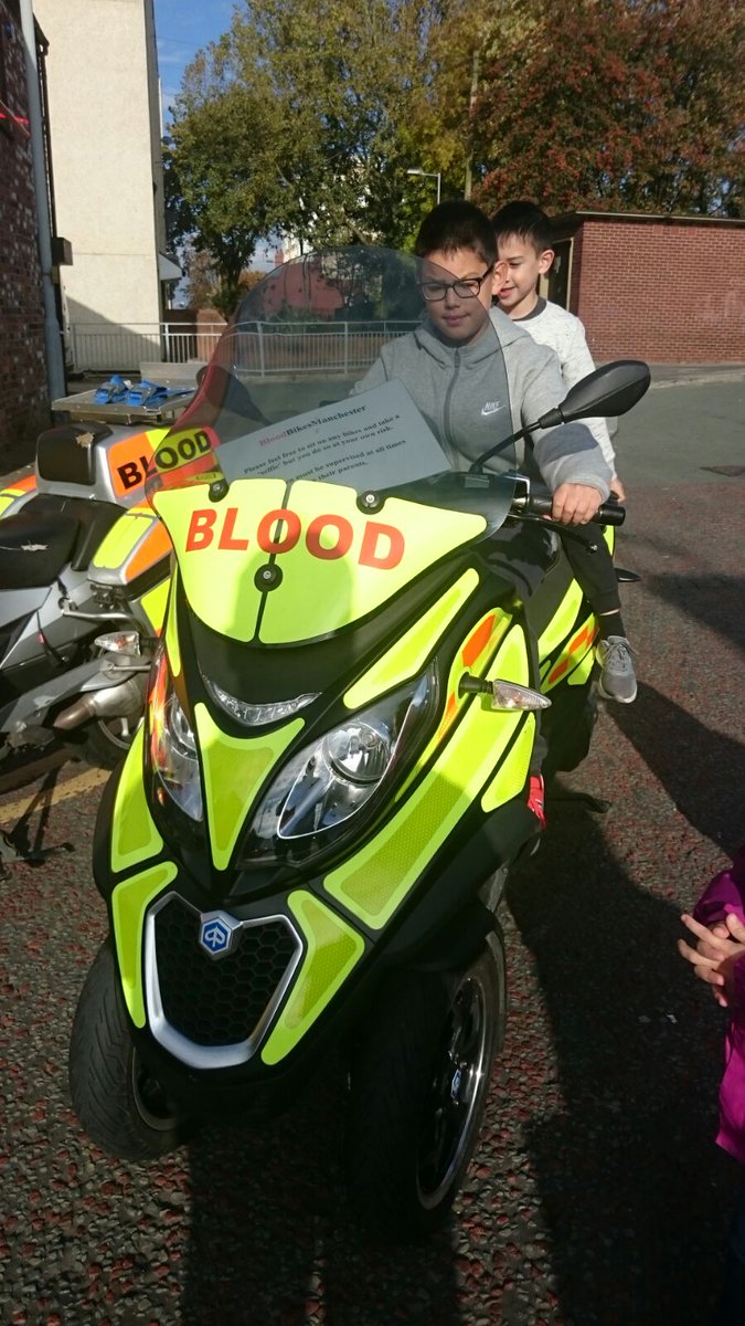 littledotlee's tweet photo. @GMPStockport @mp_mccoy @JCawley13 #kids enjoyed #emergencyday #Police #ambulance #firebridgade #Heros #besafe #blood #FirstAid https://t.co/2RaqxOfphy
