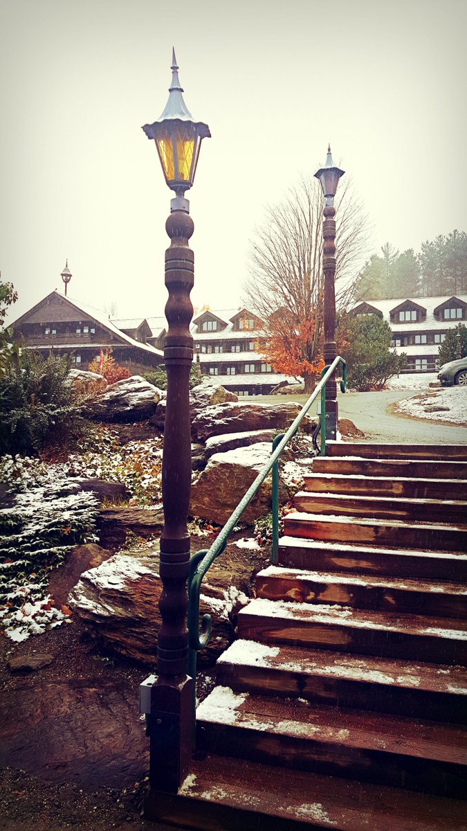 trappfamily's tweet photo. The snow keeps falling this week leaving our roof white and our hopes high for the winter! #vermont #winter #firstsnow #snoliage https://t.co/GPqntOcQ8E