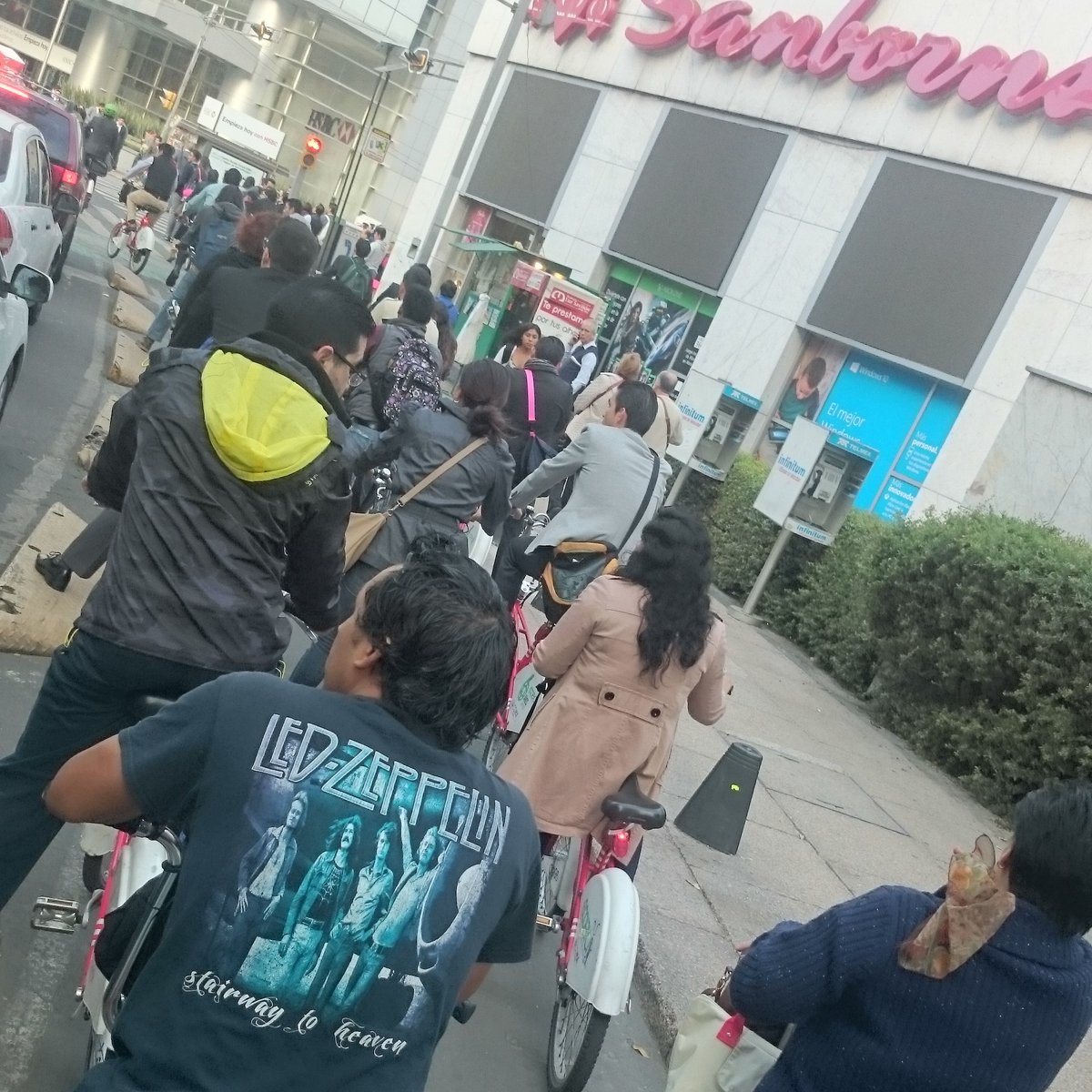 medelfm's tweet photo. Así el tráfico bicicletero en Reforma a la altura del Ángel. #MejorEnBici #CDMX @ElOjodCiclovias @SomosBicis @CicloviaMx @BicitlanRadio https://t.co/95boSMkuiK