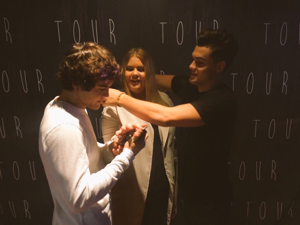 MatildaSellstrm's tweet photo. When the twins saw my phone case @EthanDolan @GraysonDolan https://t.co/jLwyy8YbyX