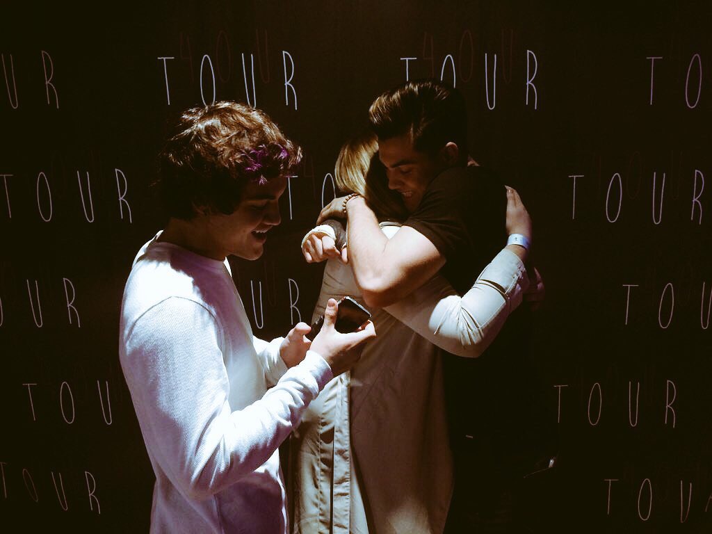MatildaSellstrm's tweet photo. When the twins saw my phone case @EthanDolan @GraysonDolan https://t.co/jLwyy8YbyX