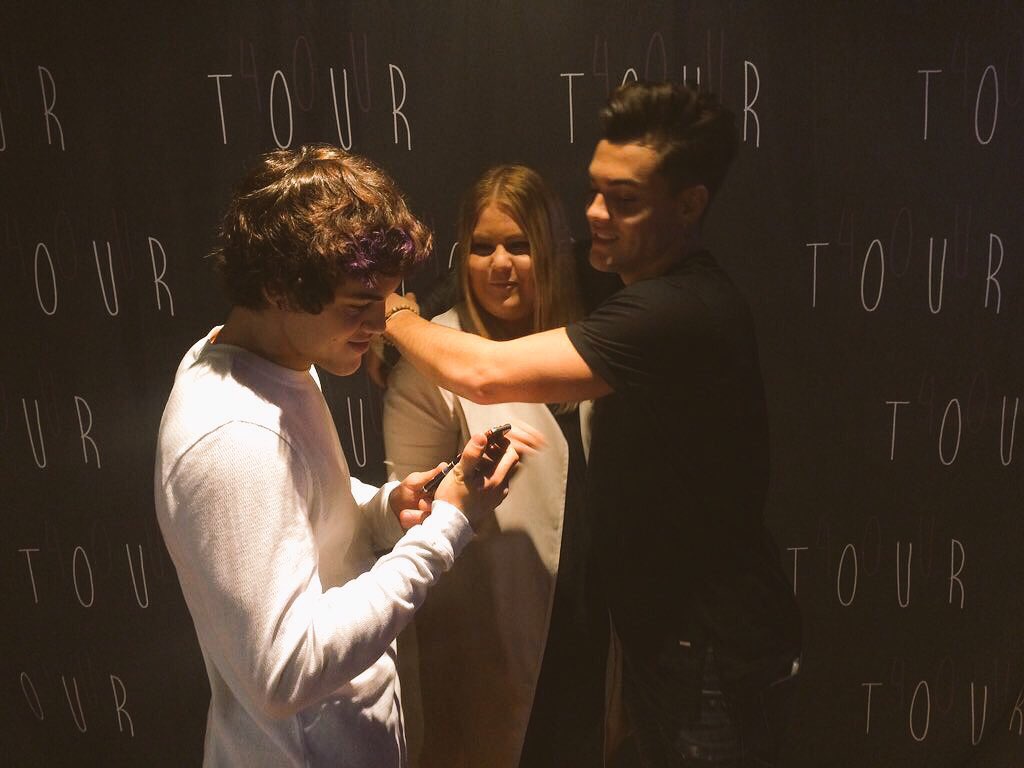 MatildaSellstrm's tweet photo. When the twins saw my phone case @EthanDolan @GraysonDolan https://t.co/jLwyy8YbyX