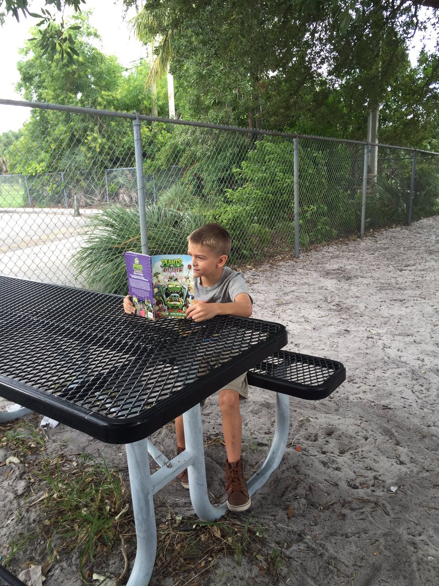 MissAshleeBryan's tweet photo. "My favorite recess activity!" #LovetoRead @newschester https://t.co/WkvIUJR3aG